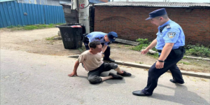 【夏季行动】醉酒男子倒地不起，巡逻民警暖心救助！