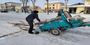 暴雪中方正民警施援，翻车老人获暖心救助